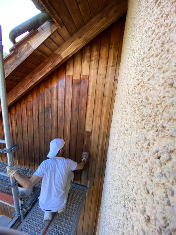 Haus renovieren: Fassade streichen und Holzarbeiten doppeltpigmentierten Öllasur streichen