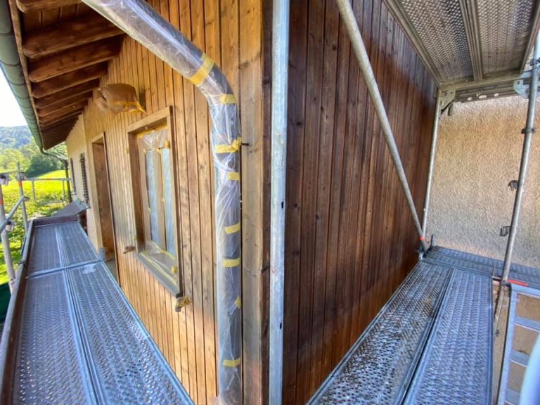 Haus renovieren: Holz streichen mit doppeltpigmentierten Öllasur streichen