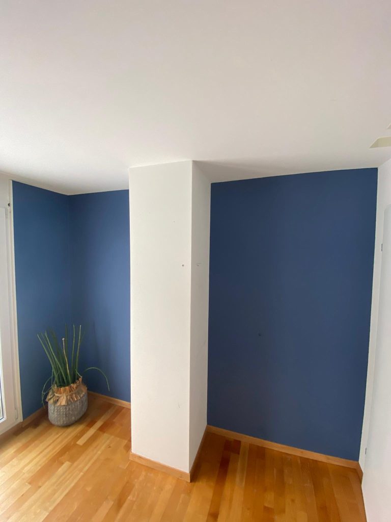 Color Blocking - Farbkanten brechen: Wand farbig abgesetzt in kontrastreichem blau